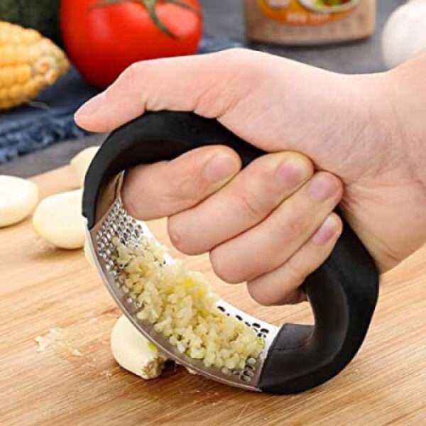 ARC-SHAPED GARLIC PRESS